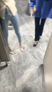 带两个骚货来男厕所露出